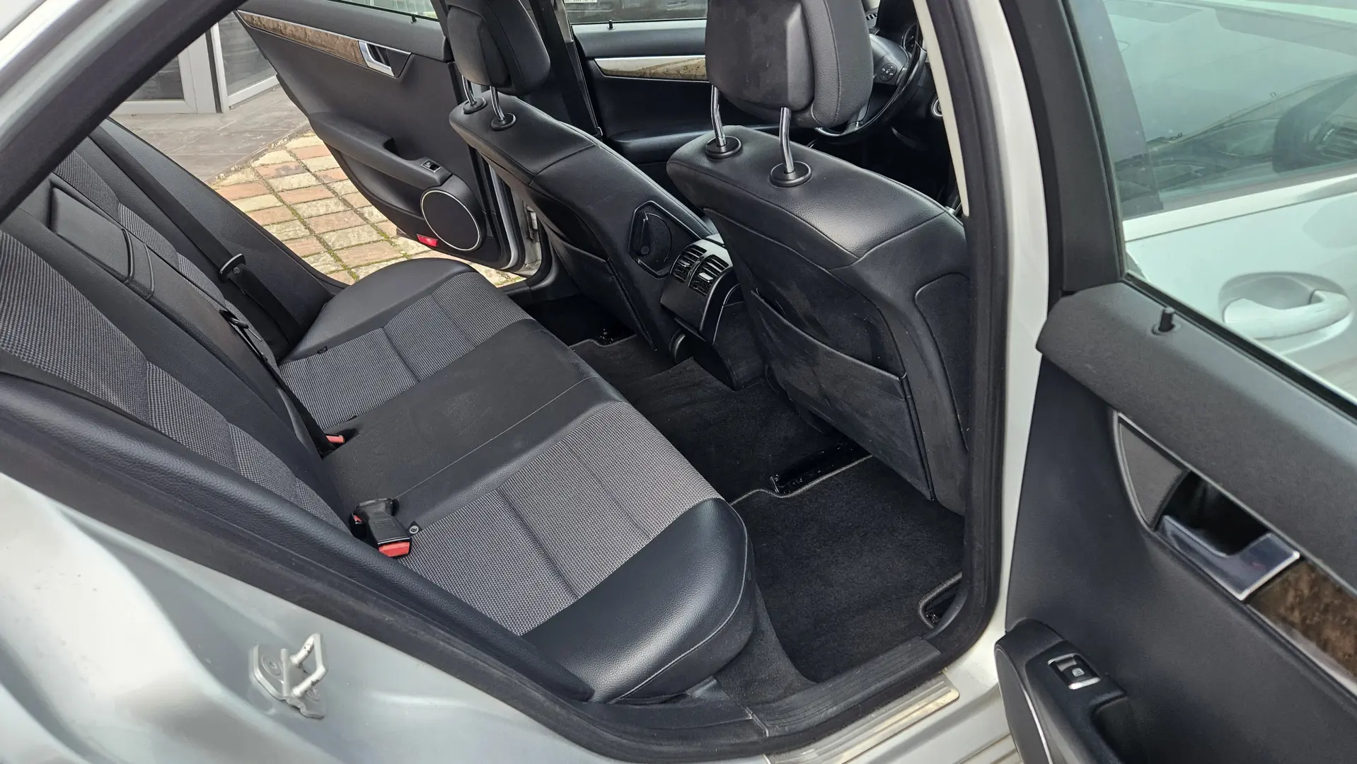 Mercedes-Benz C220