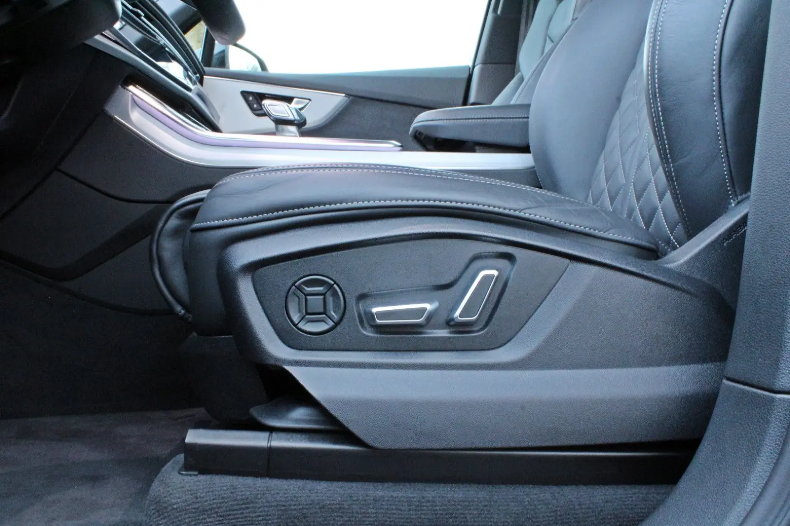 Q7 50TDI S LINE BLACK PANO HUD STHZ AHK MATRIX