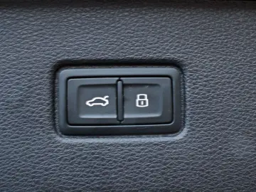 Q7 50TDI S LINE BLACK PANO HUD STHZ AHK MATRIX