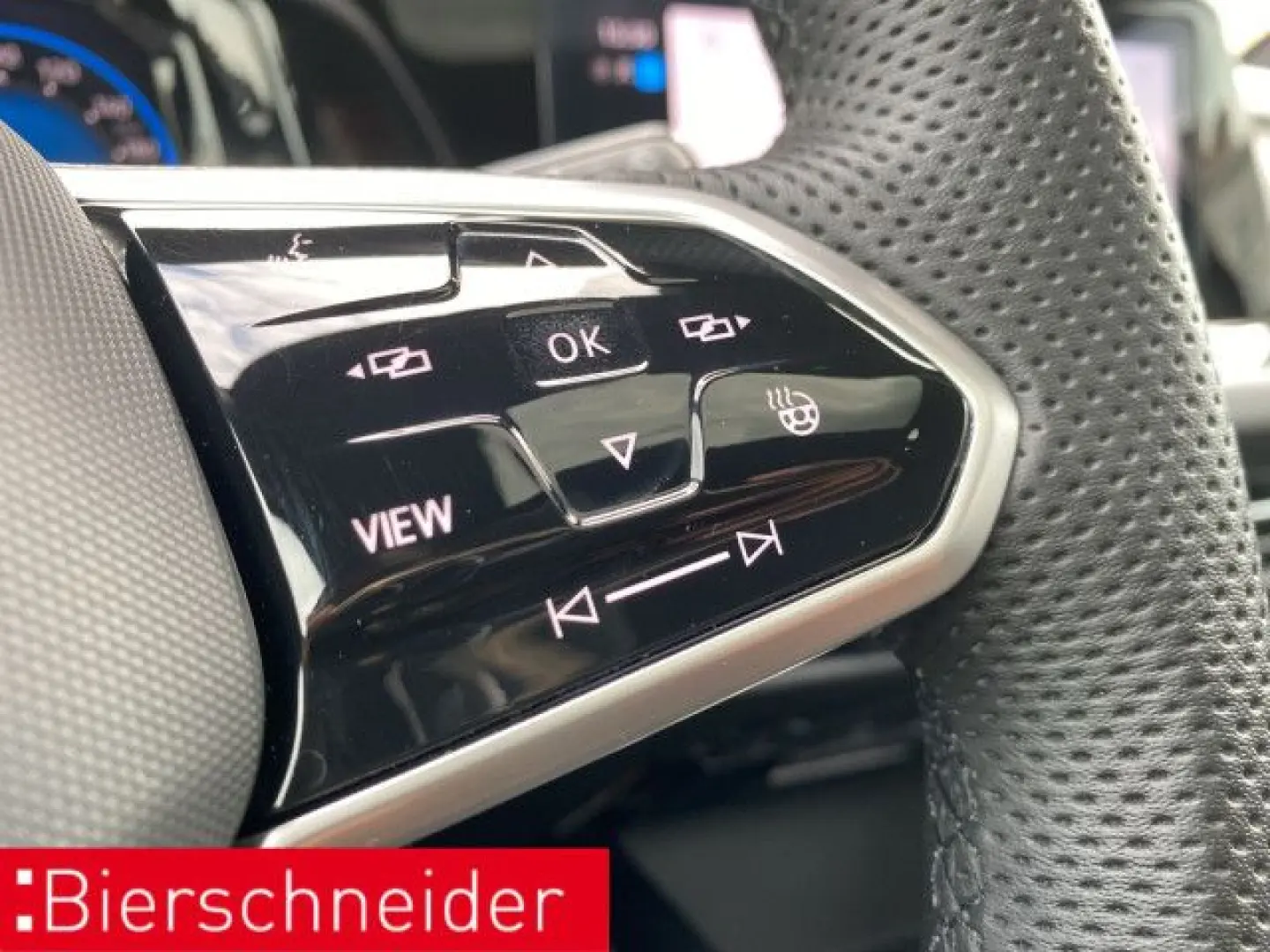Golf 8 2.0 TSI DSG 4Mo. R-Line MATRIX PANO STAND