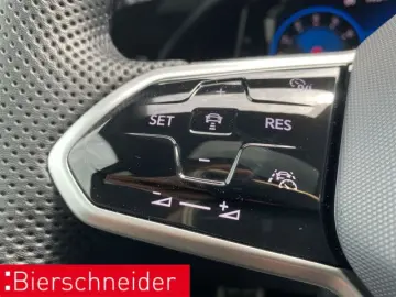 Golf 8 2.0 TSI DSG 4Mo. R-Line MATRIX PANO STAND