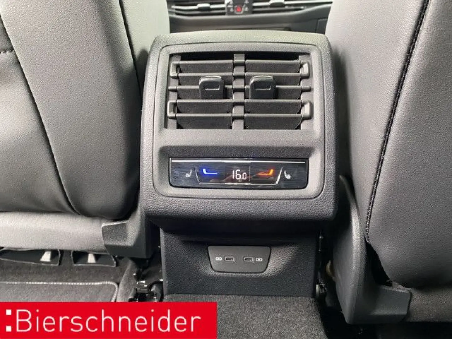 Golf 8 2.0 TSI DSG 4Mo. R-Line MATRIX PANO STAND