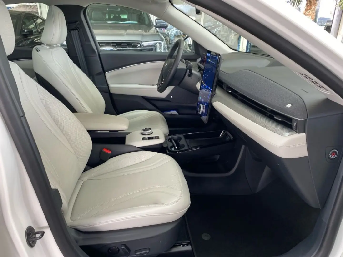 Mustang Mach-E AWD White Edition+Techn.-Paket 2