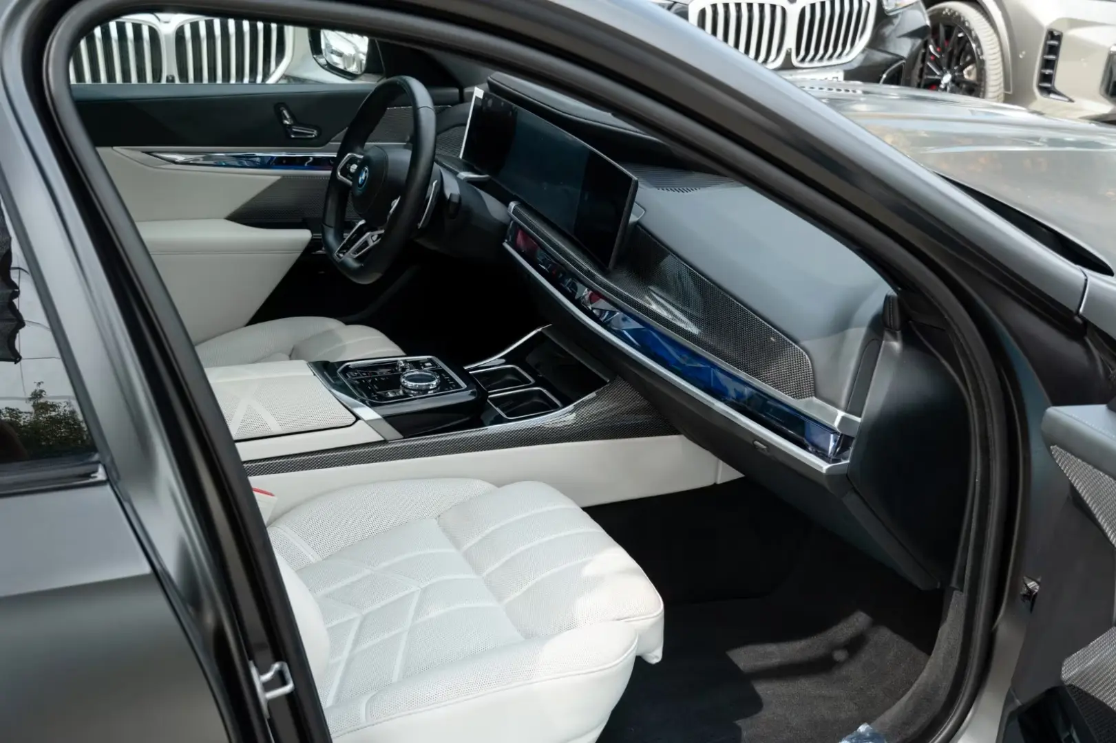 BMW 750 e M SPORT. CER. SOFTC.