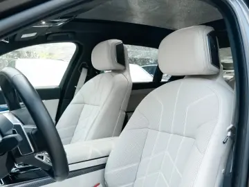 BMW 750 e M SPORT. CER. SOFTC.