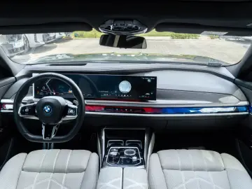BMW 750 e M SPORT. CER. SOFTC.