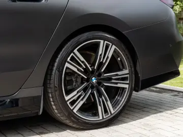 BMW 750 e M SPORT. CER. SOFTC.
