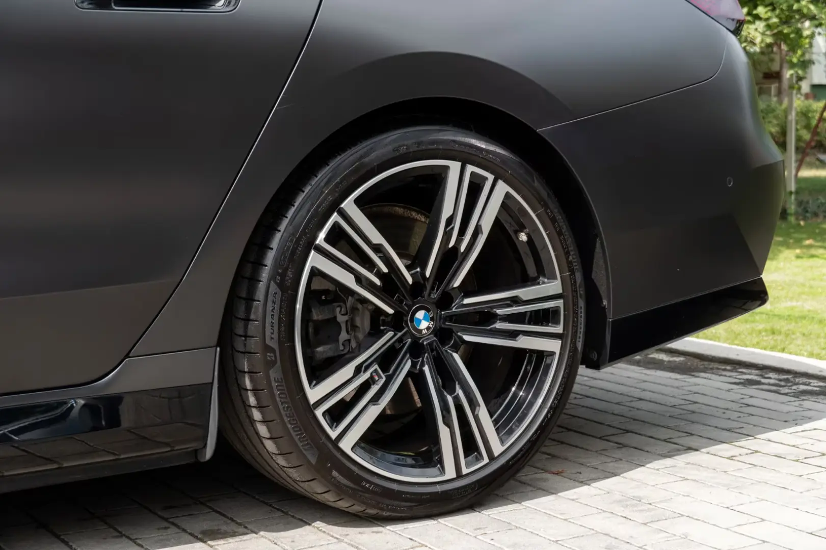 BMW 750 e M SPORT. CER. SOFTC.