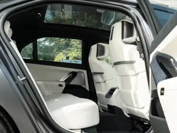 BMW 750 e M SPORT. CER. SOFTC.