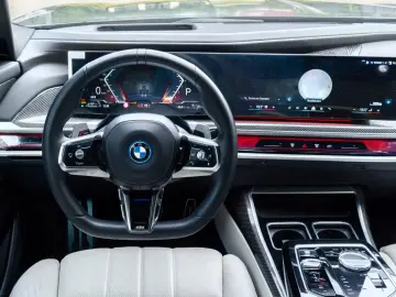 BMW 750 e M SPORT. CER. SOFTC.