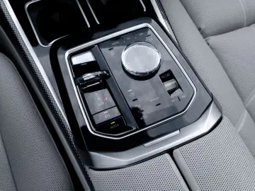 BMW 750 e M SPORT. CER. SOFTC.