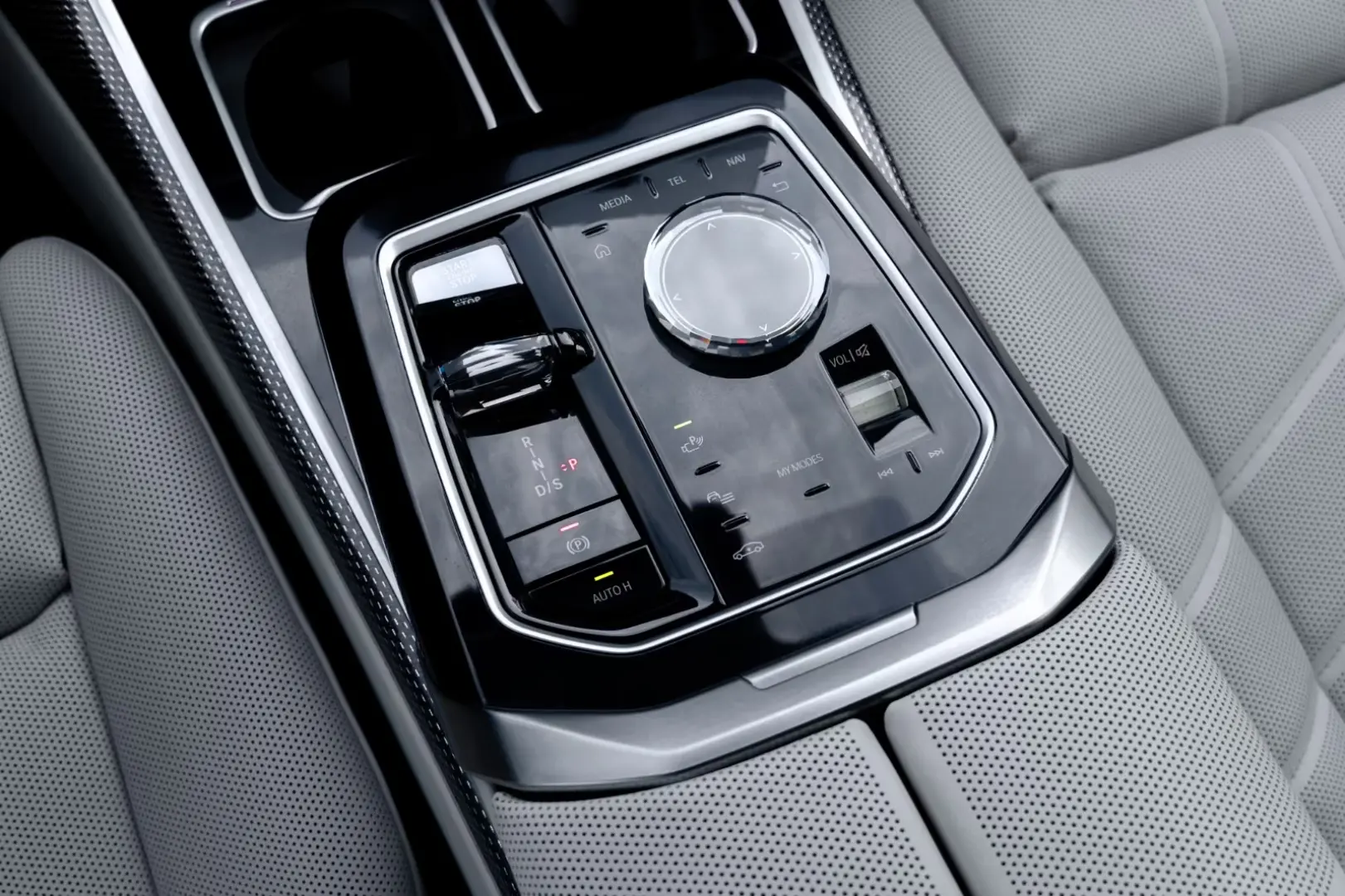 BMW 750 e M SPORT. CER. SOFTC.