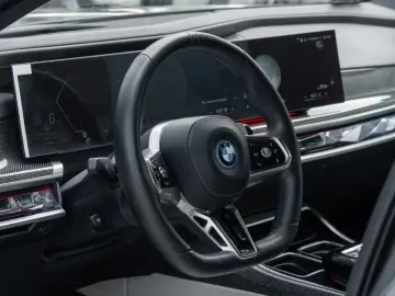 BMW 750 e M SPORT. CER. SOFTC.