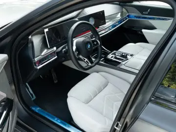 BMW 750 e M SPORT. CER. SOFTC.