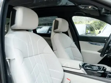 BMW 750 e M SPORT. CER. SOFTC.