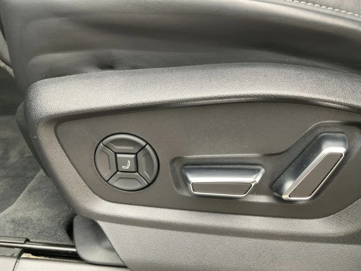 Q8 60 TFSI e S-Line QU HD-Matrix+ACC+NAV+SHZ+RFK