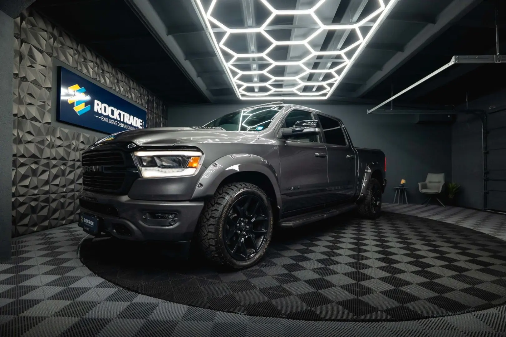 RAM 5.7 V8 HEMI 4x4 NIGHT LARAMIE *Pano*22 Zoll*