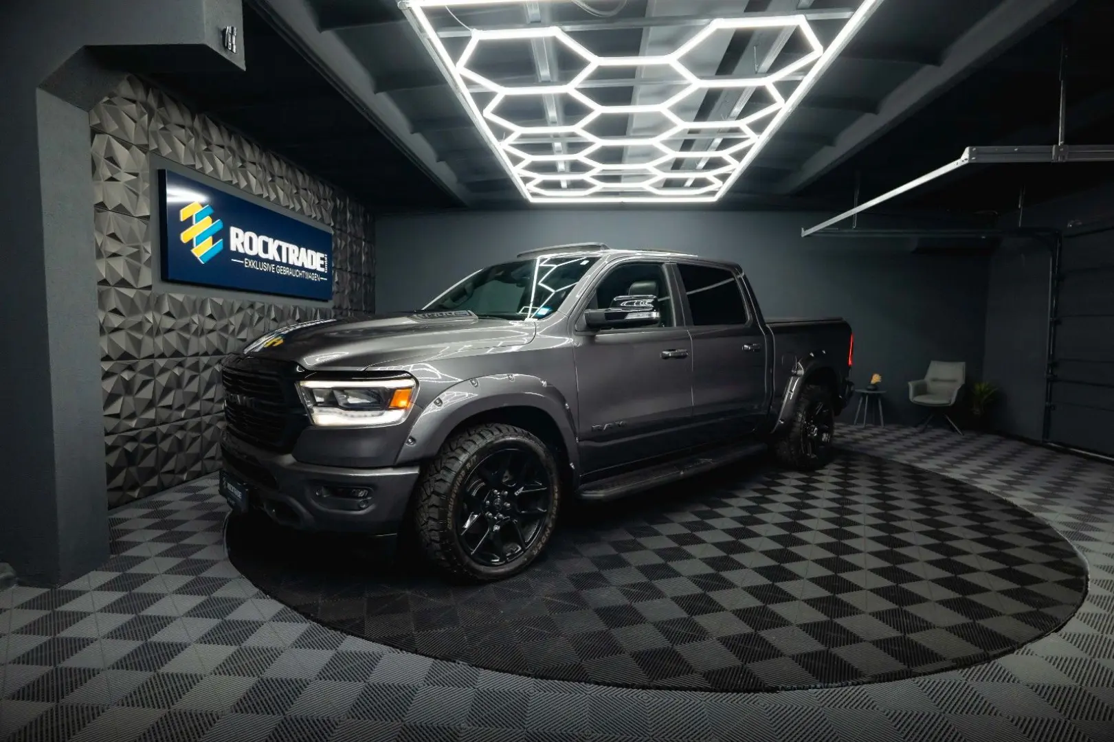 RAM 5.7 V8 HEMI 4x4 NIGHT LARAMIE *Pano*22 Zoll*