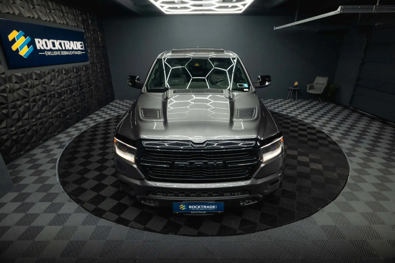 RAM 5.7 V8 HEMI 4x4 NIGHT LARAMIE *Pano*22 Zoll*