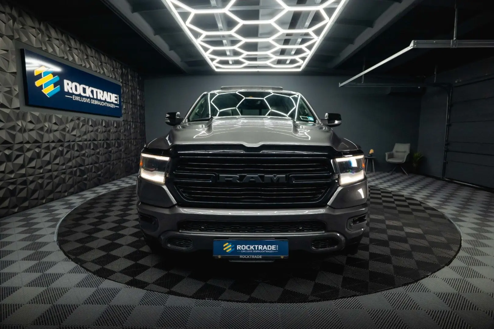 RAM 5.7 V8 HEMI 4x4 NIGHT LARAMIE *Pano*22 Zoll*
