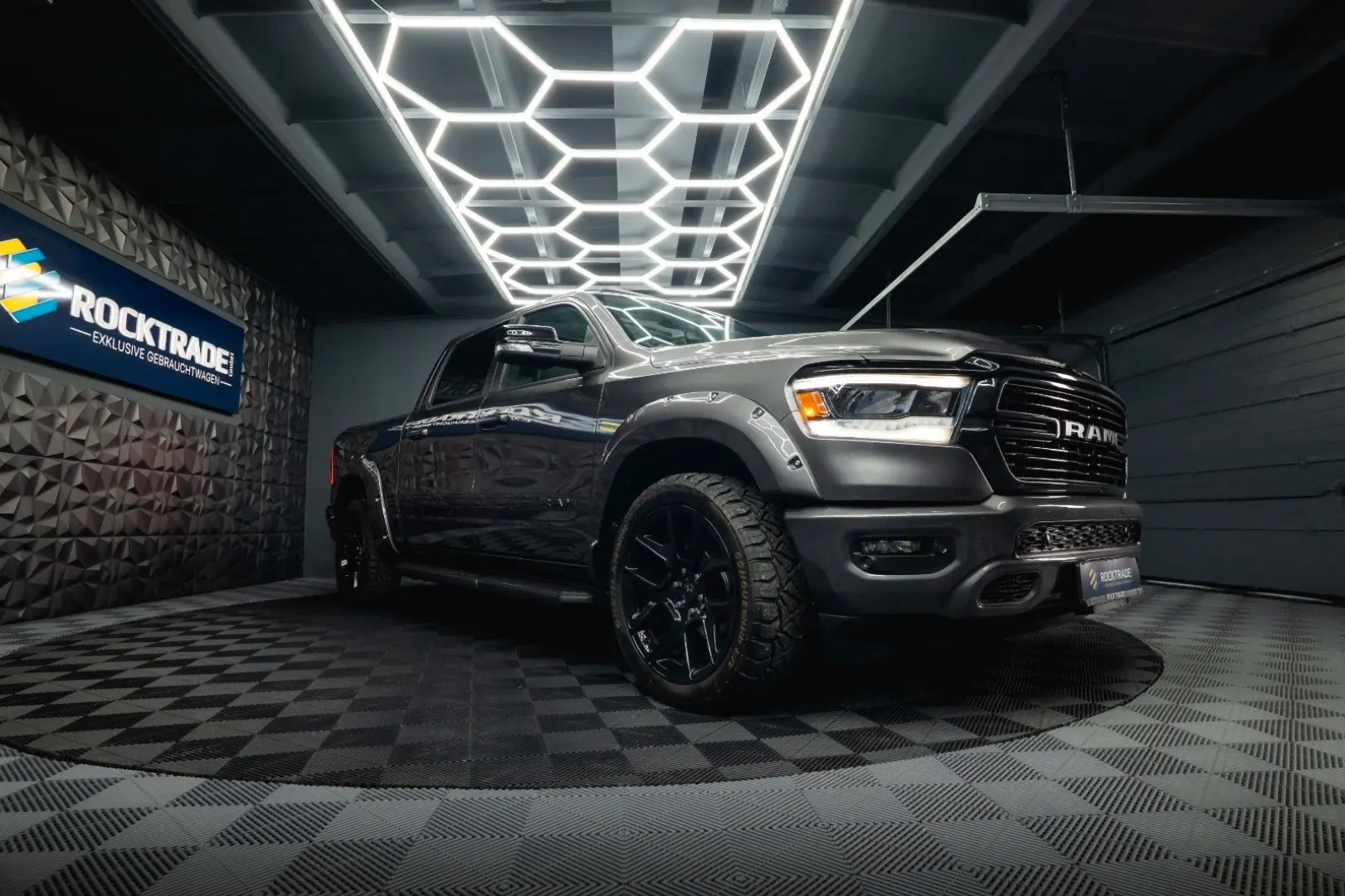 RAM 5.7 V8 HEMI 4x4 NIGHT LARAMIE *Pano*22 Zoll*