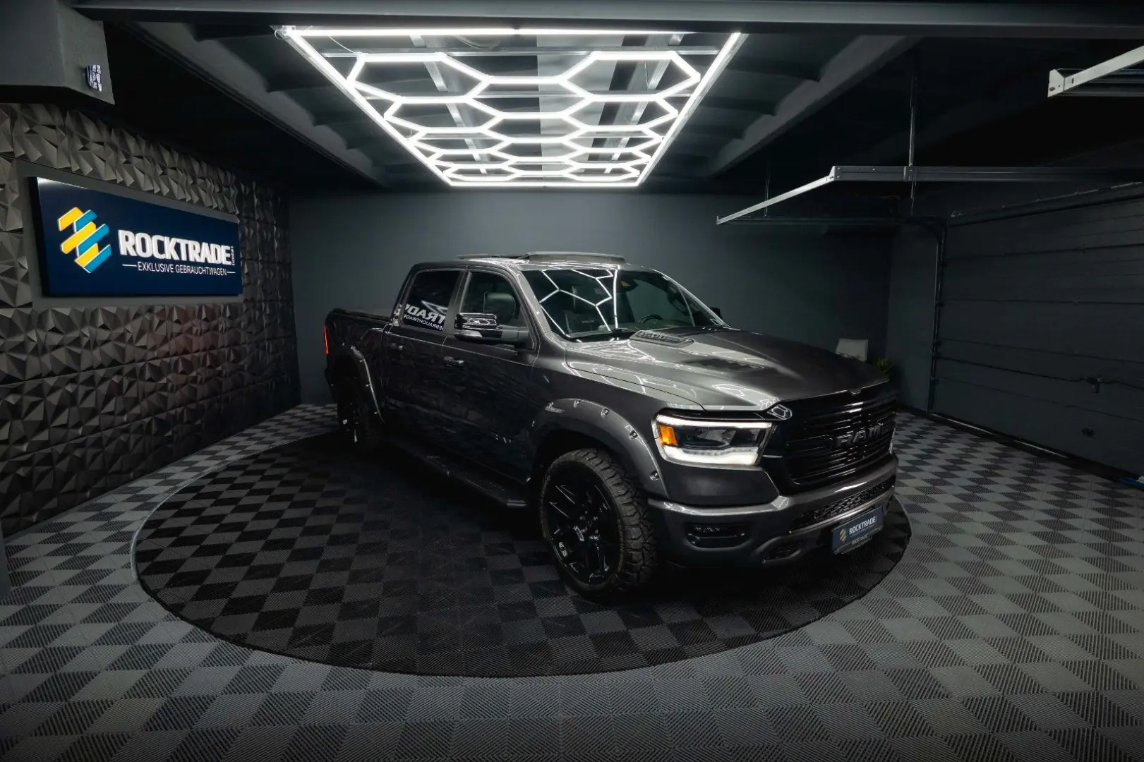 RAM 5.7 V8 HEMI 4x4 NIGHT LARAMIE *Pano*22 Zoll*