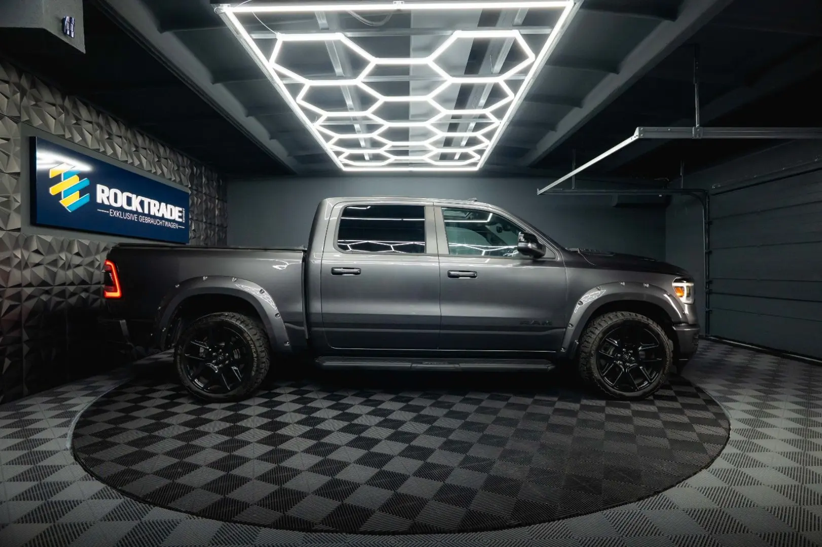 RAM 5.7 V8 HEMI 4x4 NIGHT LARAMIE *Pano*22 Zoll*