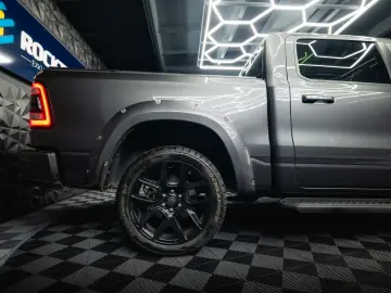 RAM 5.7 V8 HEMI 4x4 NIGHT LARAMIE *Pano*22 Zoll*