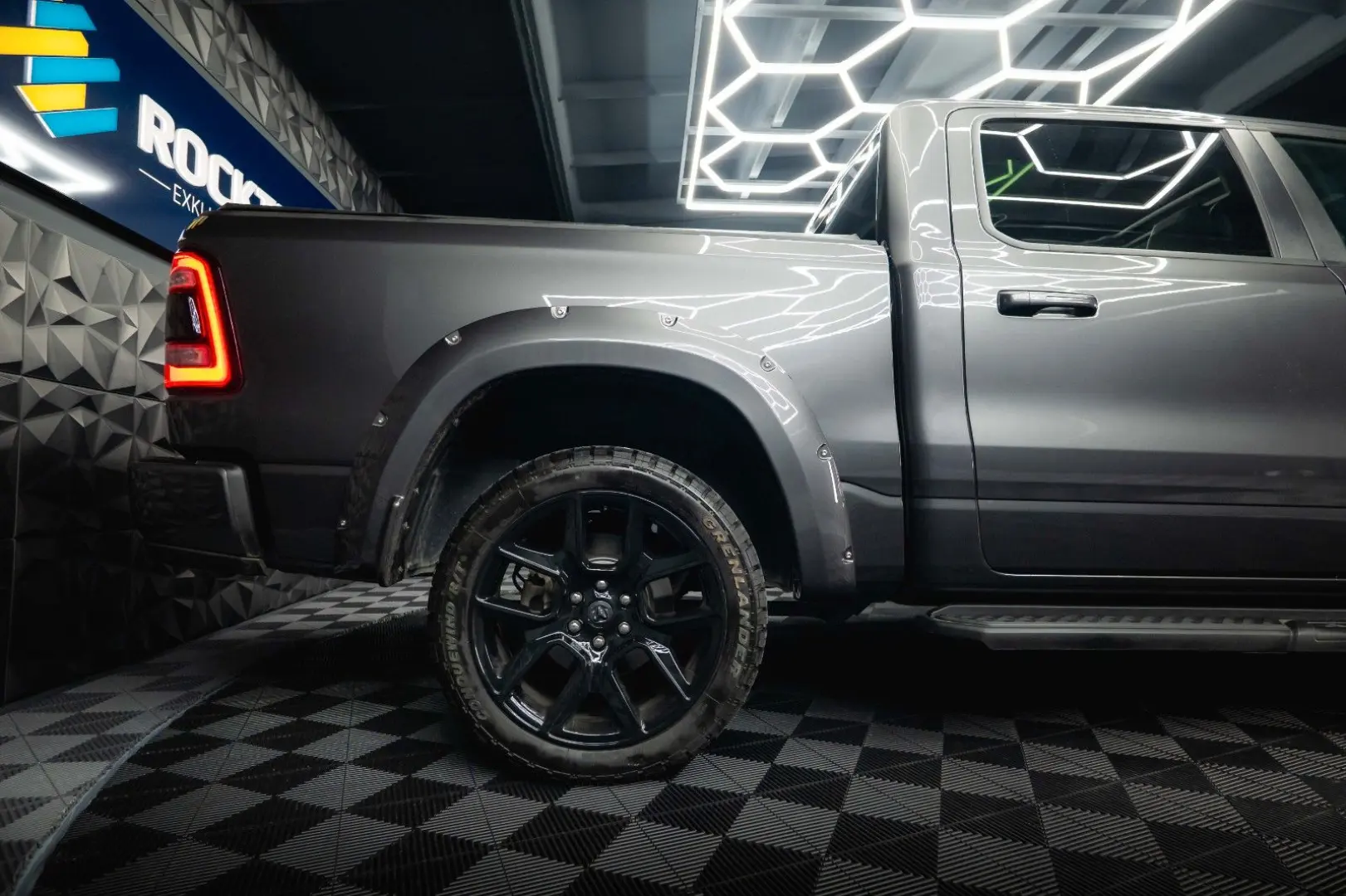 RAM 5.7 V8 HEMI 4x4 NIGHT LARAMIE *Pano*22 Zoll*