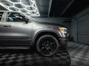 RAM 5.7 V8 HEMI 4x4 NIGHT LARAMIE *Pano*22 Zoll*