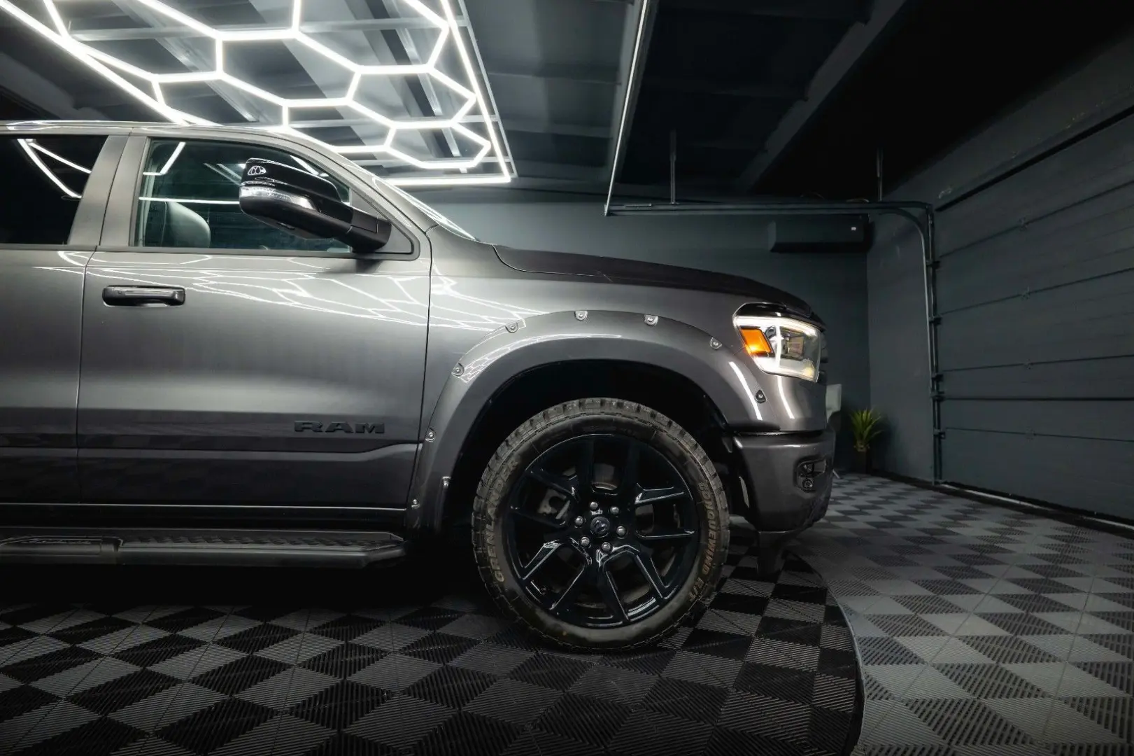 RAM 5.7 V8 HEMI 4x4 NIGHT LARAMIE *Pano*22 Zoll*