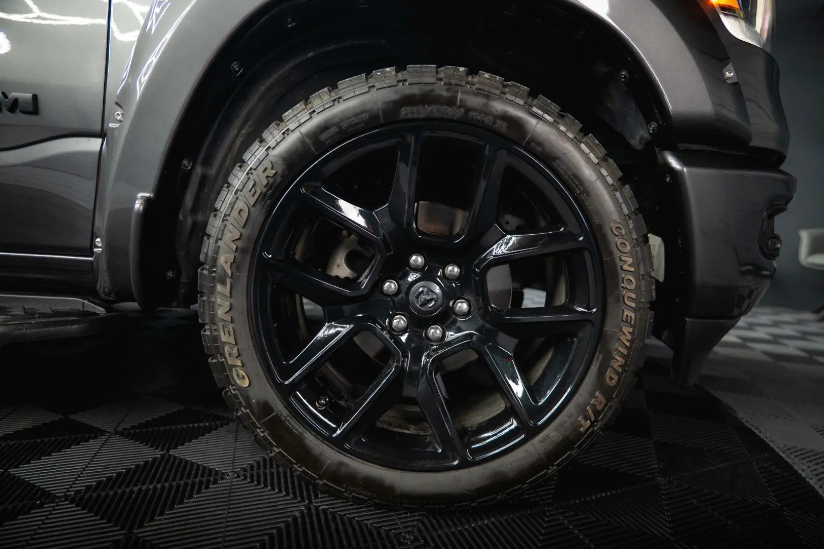 RAM 5.7 V8 HEMI 4x4 NIGHT LARAMIE *Pano*22 Zoll*