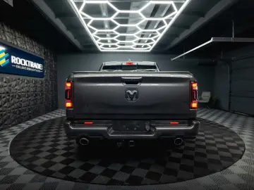 RAM 5.7 V8 HEMI 4x4 NIGHT LARAMIE *Pano*22 Zoll*