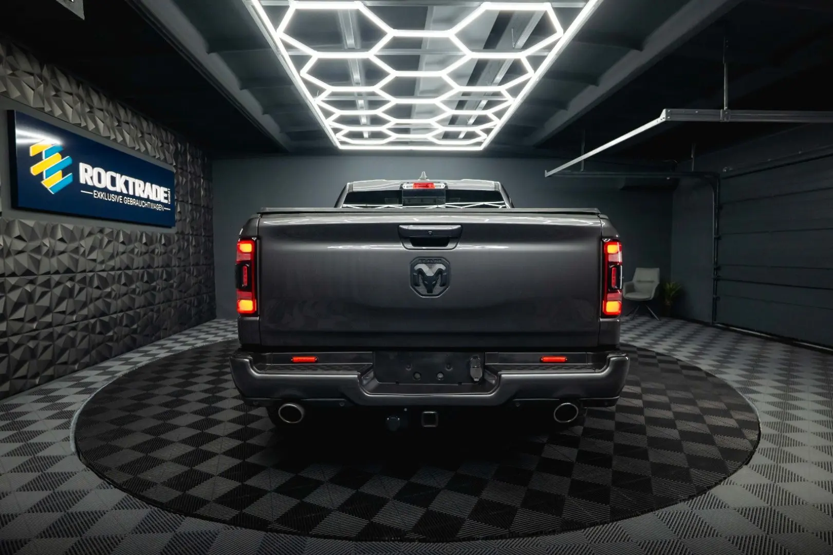 RAM 5.7 V8 HEMI 4x4 NIGHT LARAMIE *Pano*22 Zoll*