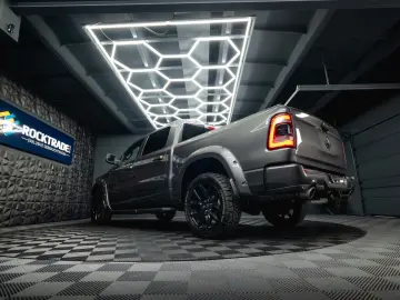 RAM 5.7 V8 HEMI 4x4 NIGHT LARAMIE *Pano*22 Zoll*