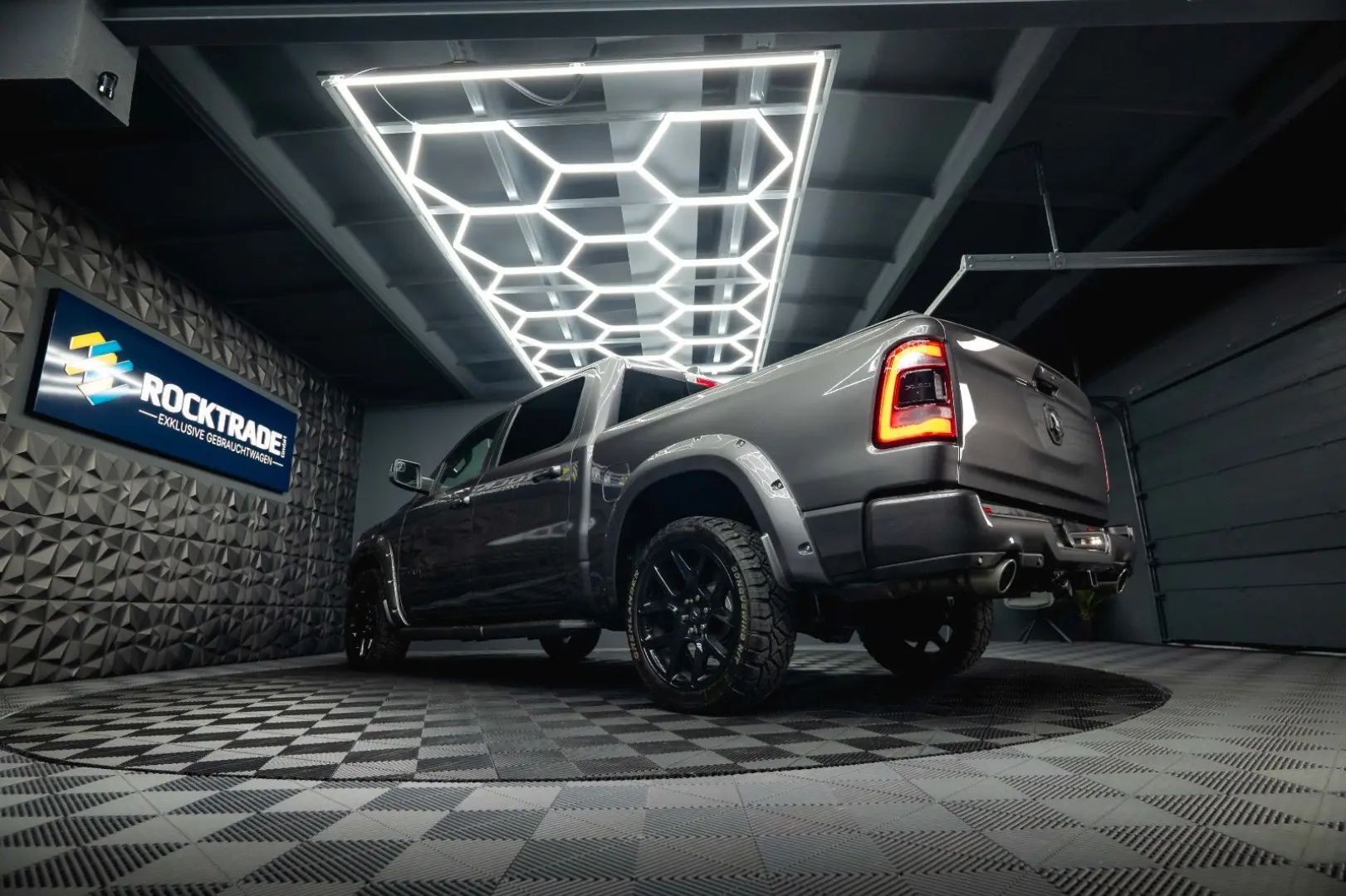 RAM 5.7 V8 HEMI 4x4 NIGHT LARAMIE *Pano*22 Zoll*