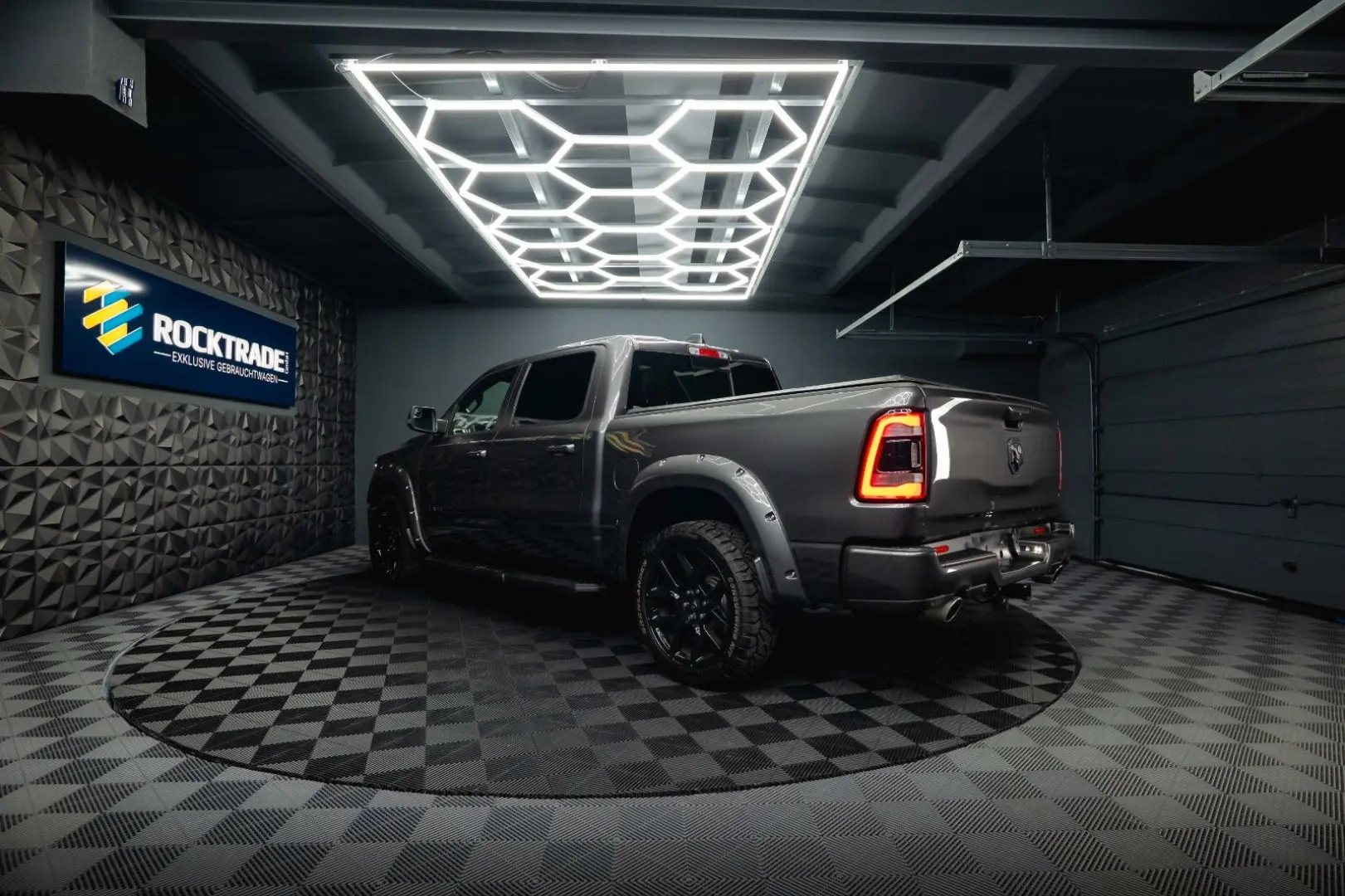 RAM 5.7 V8 HEMI 4x4 NIGHT LARAMIE *Pano*22 Zoll*