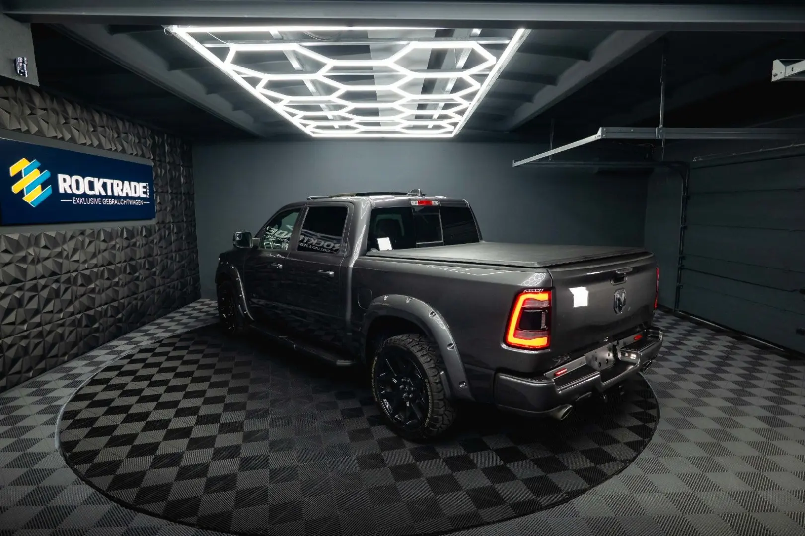 RAM 5.7 V8 HEMI 4x4 NIGHT LARAMIE *Pano*22 Zoll*