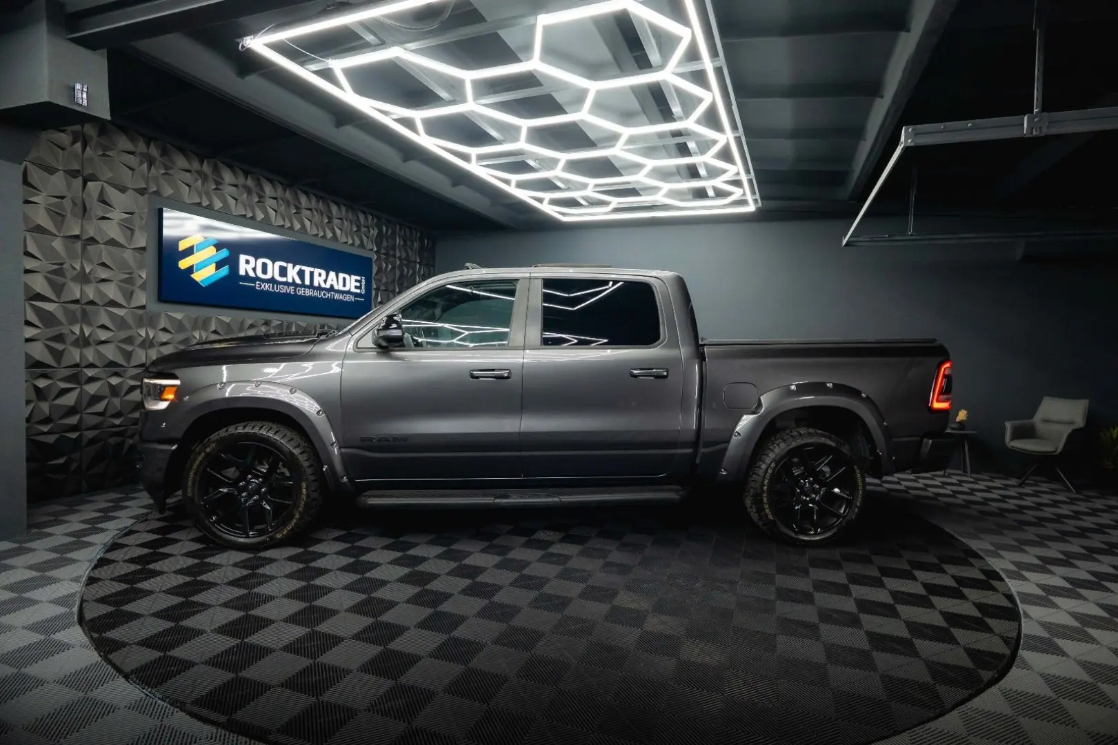 RAM 5.7 V8 HEMI 4x4 NIGHT LARAMIE *Pano*22 Zoll*