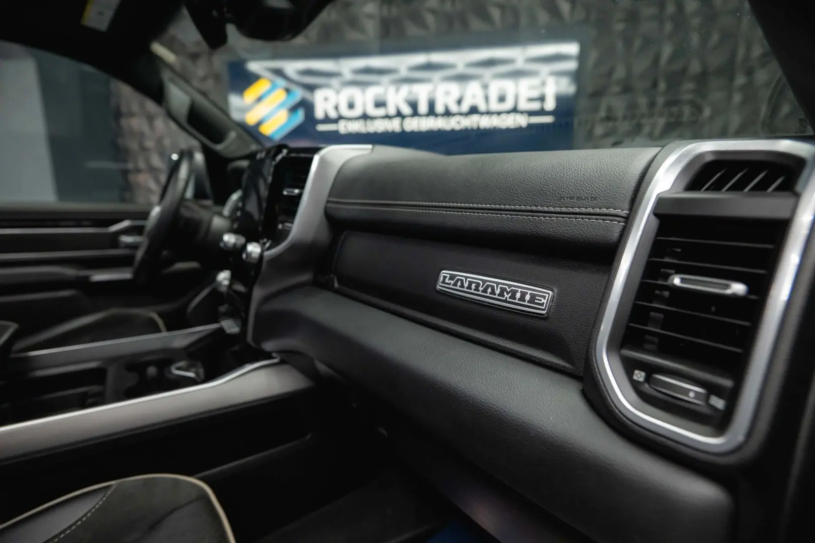 RAM 5.7 V8 HEMI 4x4 NIGHT LARAMIE *Pano*22 Zoll*