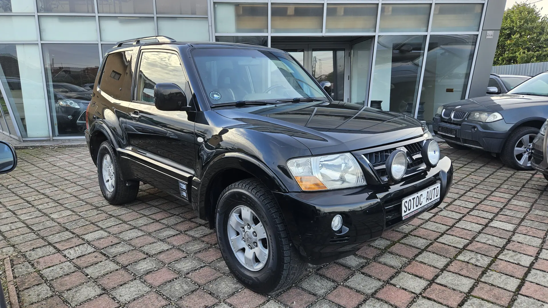 Mitsubishi Grand Pajero