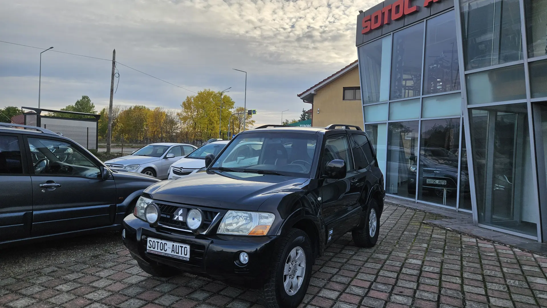 Mitsubishi Grand Pajero