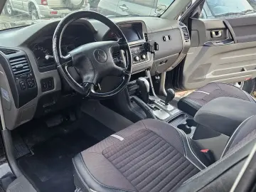 Mitsubishi Grand Pajero