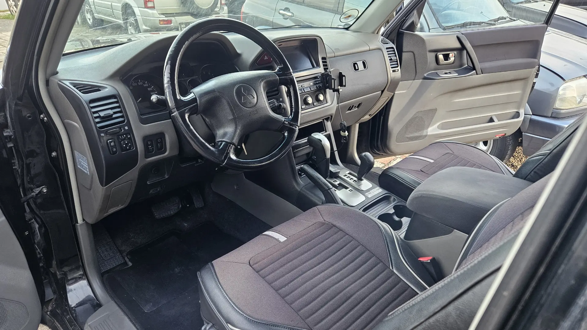 Mitsubishi Grand Pajero