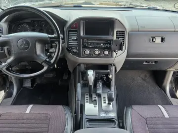 Mitsubishi Grand Pajero