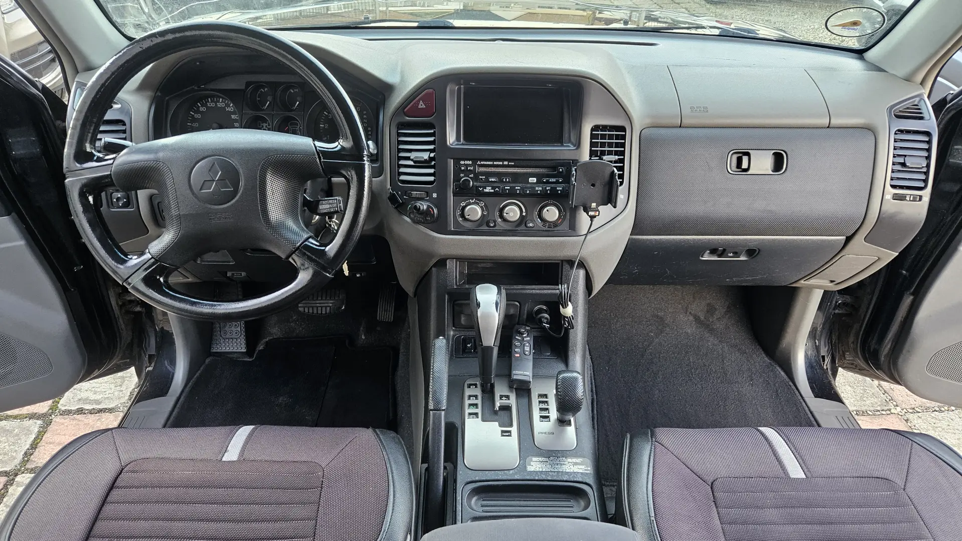 Mitsubishi Grand Pajero
