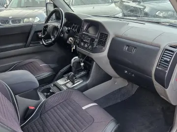 Mitsubishi Grand Pajero