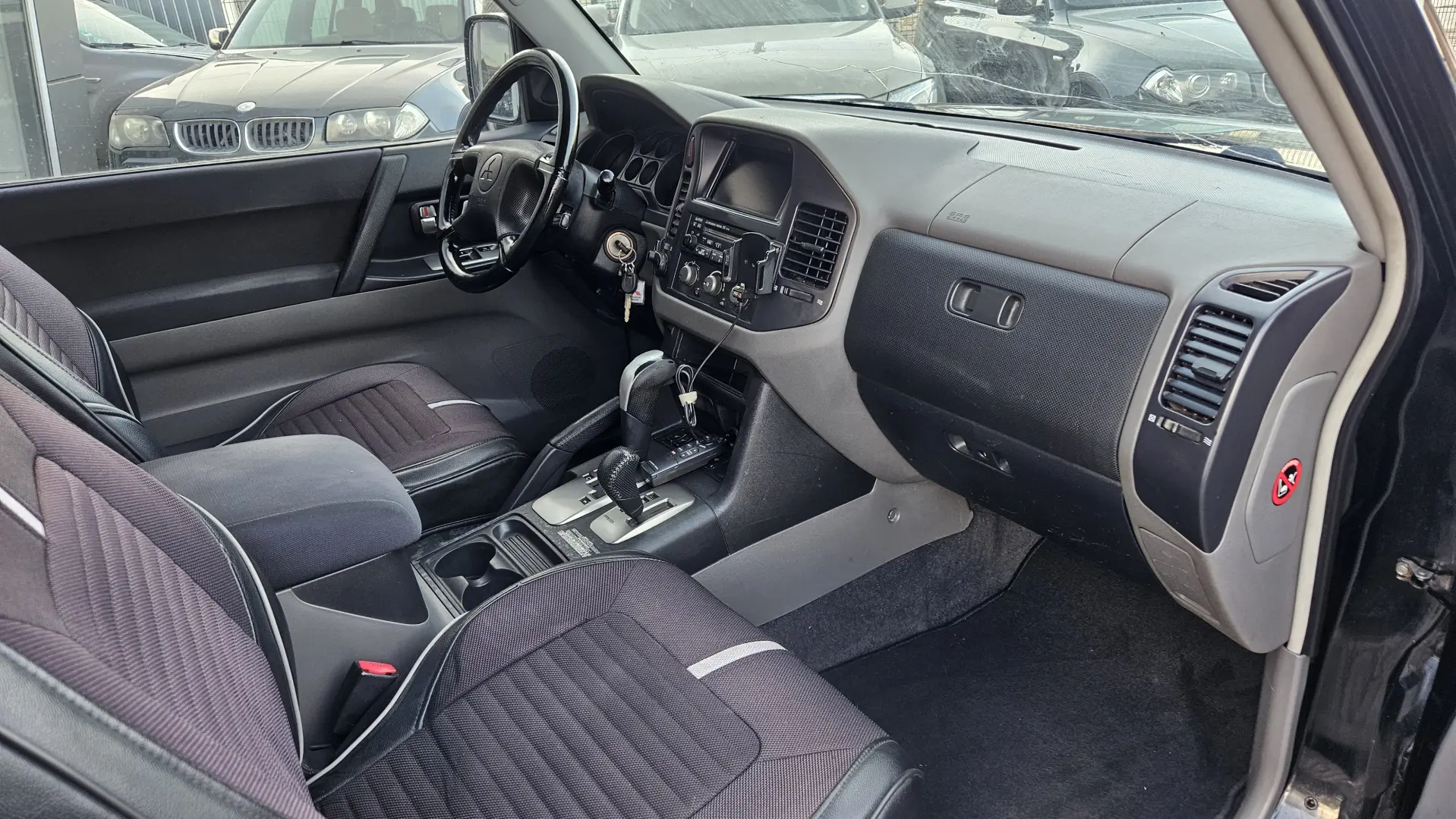 Mitsubishi Grand Pajero