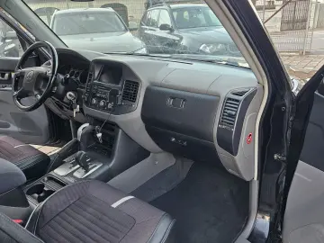 Mitsubishi Grand Pajero