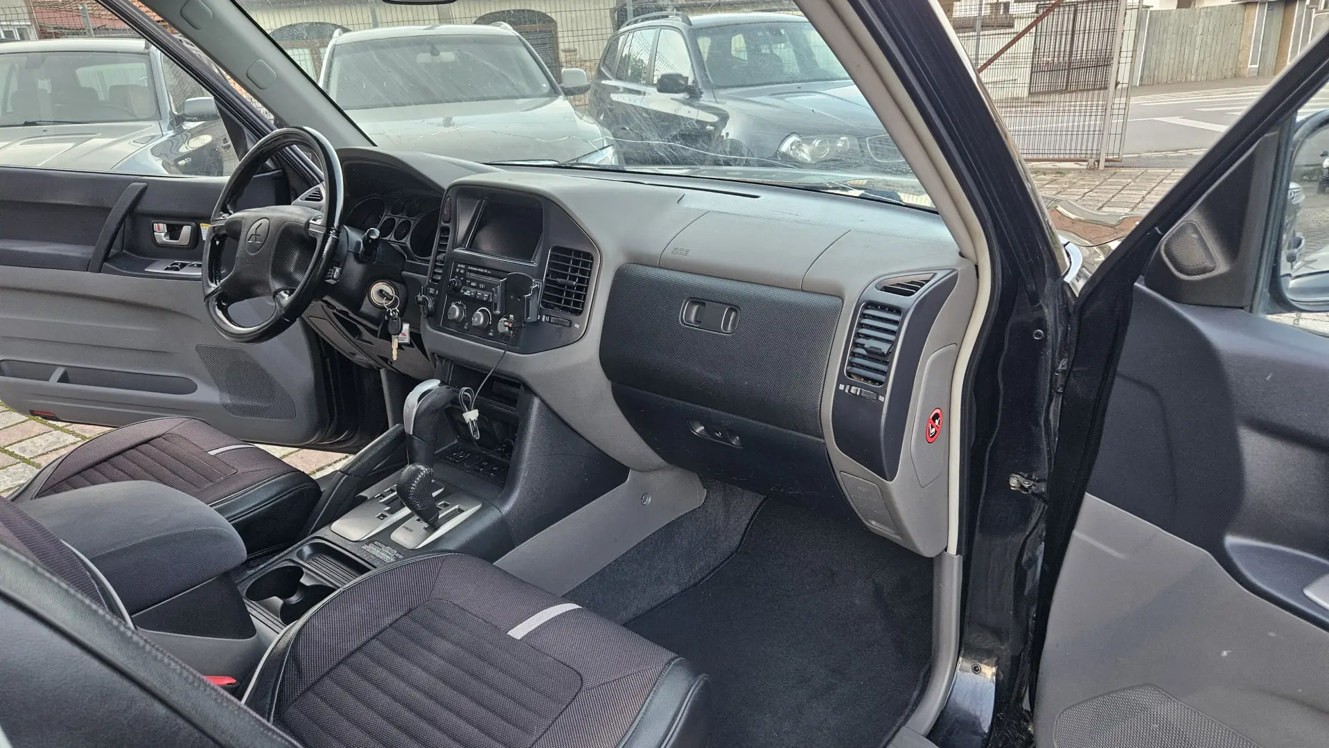 Mitsubishi Grand Pajero